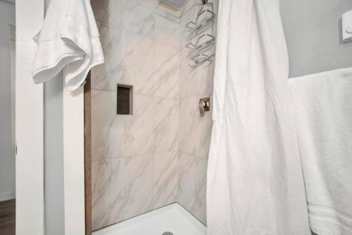Extended Stay Comfort with Fast WiFi Downtown - image 12