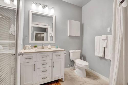 Extended Stay Comfort with Fast WiFi Downtown - image 10
