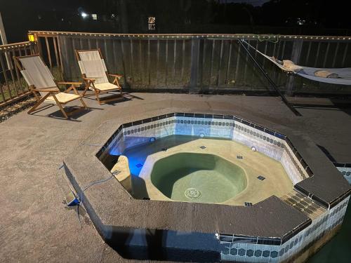 Farmhouse Oasis w Pool Heated Spa Treehouse and Game Room Located Centrally off I-4 in Plant City (Florida)