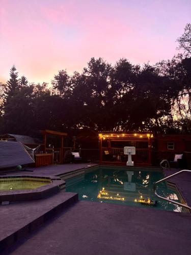 Farmhouse Oasis w Pool Heated Spa Treehouse and Game Room Located Centrally off I-4 in Plant City (Florida)