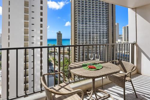 19th-floor newly remodeled condo with lanai, pool & beach access