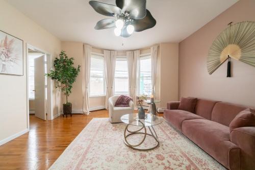 The Boulevard Stay! 25 mins to NYC! Spacious 2BR! in Harrison (NJ)