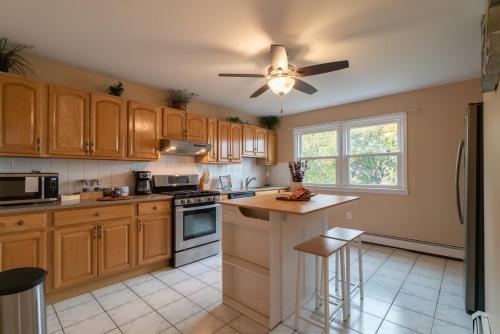 The Boulevard Stay! 25 mins to NYC! Spacious 2BR! in Harrison (NJ)