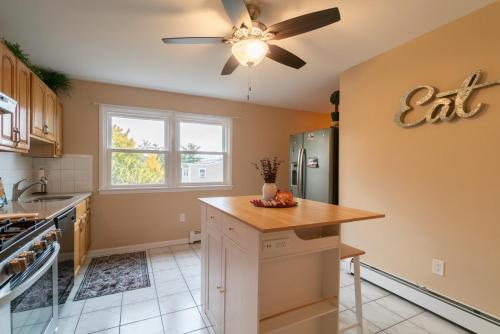 The Boulevard Stay! 25 mins to NYC! Spacious 2BR! in Harrison (NJ)