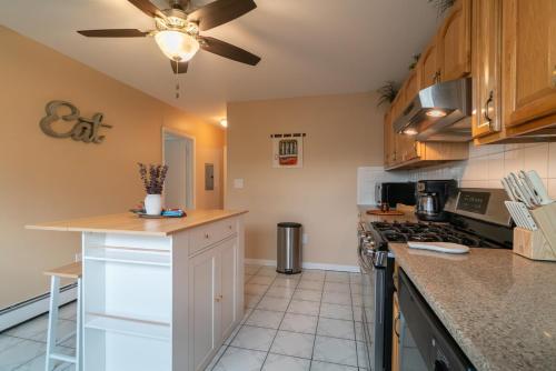 The Boulevard Stay! 25 mins to NYC! Spacious 2BR! in Harrison (NJ)