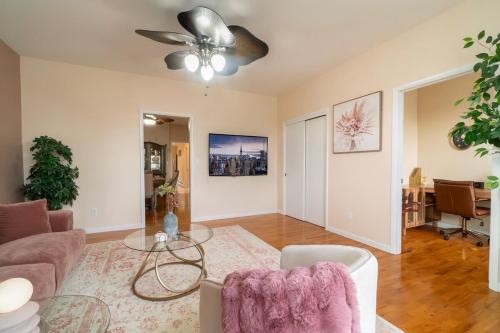 The Boulevard Stay! 25 mins to NYC! Spacious 2BR! in Harrison (NJ)