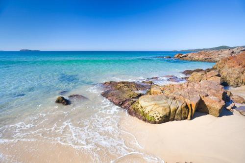 Shoal Bay Beach House & Garden Suite - 200m to iconic beach - image 3