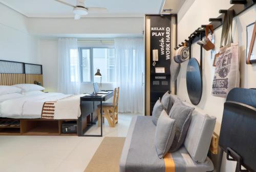 Relaxing Apt Bgc Business Ready with 84inch Cinema, Manila