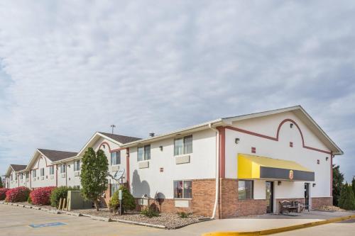 . Super 8 by Wyndham Pontiac