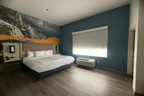 La Quinta Inn & Suites by Wyndham Albuquerque Midtown - image 11