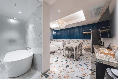 room detail thumbnail 2