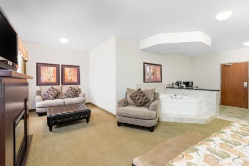 Ramada by Wyndham Olds - Hotel