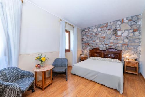 1 queen bed, 1 twin bed