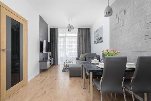 Ku Morzu Przytulny Apartament Blisko Plaży Parking & Balkon by Noclegi Renters - image 3
