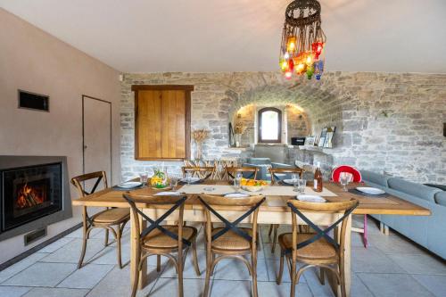 Two-Villa Estate with Pool & Valley Views gîte à louer Puyjourdes