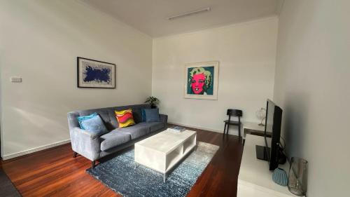 MetaWiseBnB 2BR Industrial Charm in Petersham - image 13