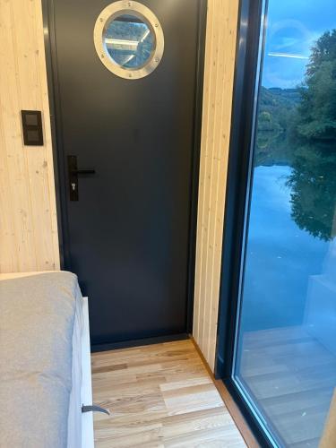 Luxurious houseboat for up to 4 people in Dausenau