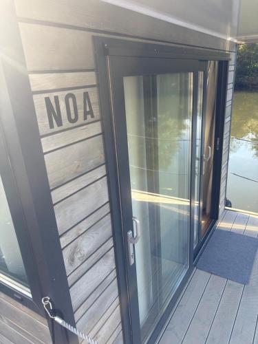 Luxurious houseboat for up to 4 people in Dausenau