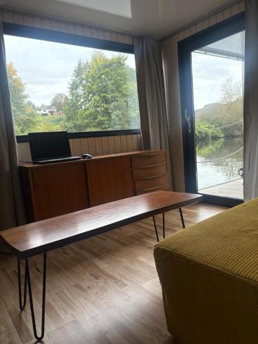 Luxurious houseboat for up to 4 people in Dausenau