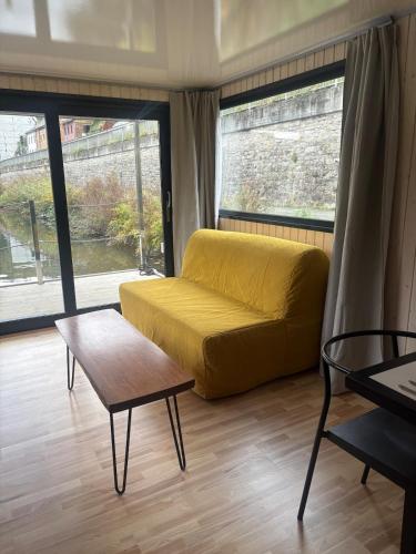 Luxurious houseboat for up to 4 people in Dausenau