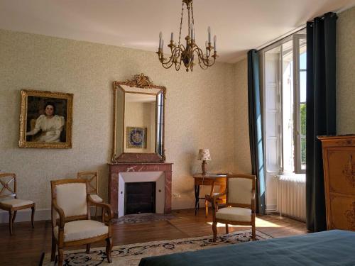 Dordogne Chateau with Pool & Garden Sleeps 14 villa in Brantôme