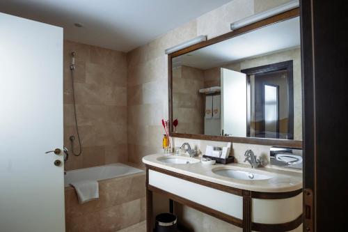 room detail thumbnail 2