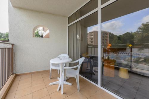 Single room, park view, balcony