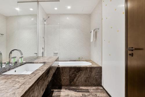 Lavish 2-Bedroom Apartment in Dubai Oasis - image 5