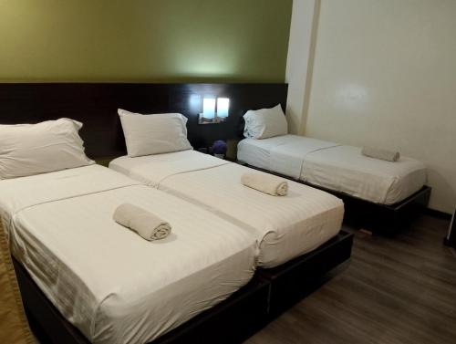 Lorenzzo Suites Hotel Makati Room Type - Deluxe Triple Room
