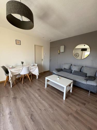 Shared lounge/TV area, Escales du Sud - Grand T2 - Hopitaux, Chateau d'O in Alco