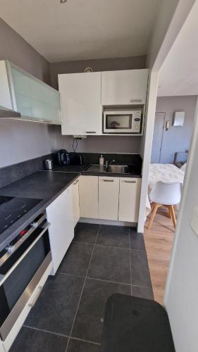 Kitchen, Escales du Sud - Grand T2 - Hopitaux, Chateau d'O in Alco