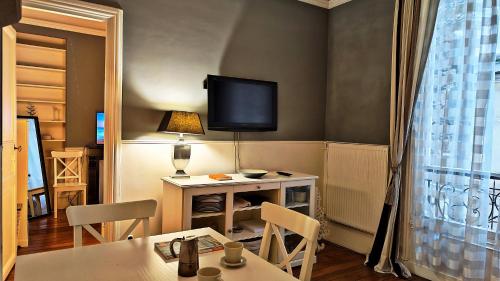 Central Paris Apartment Near Champs Elysees - image 2