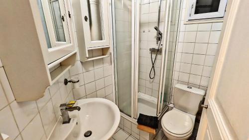 Central Paris Apartment Near Champs Elysees - image 3