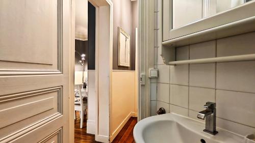 Central Paris Apartment Near Champs Elysees - image 9