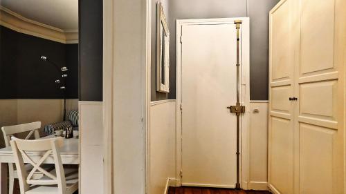 Central Paris Apartment Near Champs Elysees - image 12