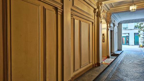 Central Paris Apartment Near Champs Elysees - image 14