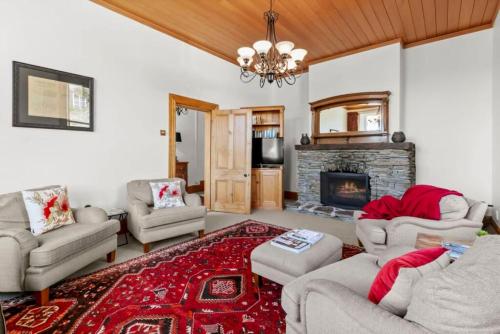 Historic Stone Cottage Apt 1- spa - 3 min from town - image 2