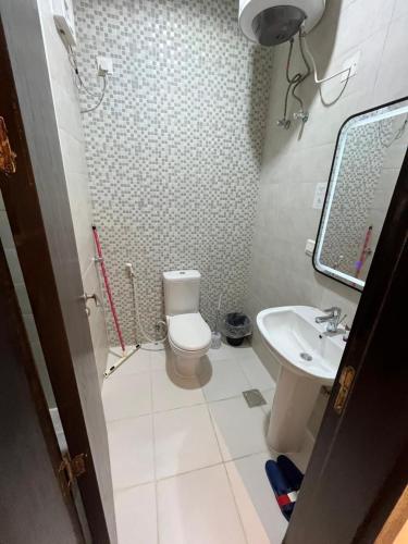 شقة متكاملة بجوار ملعب الجوهرة - image 4