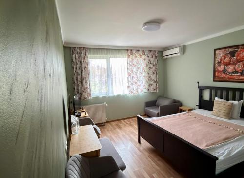 1 queen bed, 1 sofa bed