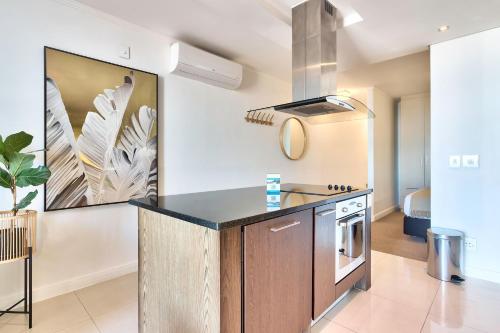 Camps Bay Luxury studio apartment - The Crystal - image 4