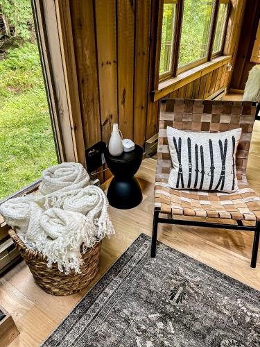 Cozy Luxe Cabin 7 min to Mt Snow - main image