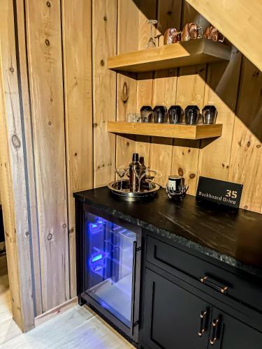 Cozy Luxe Cabin 7 min to Mt Snow - image 9