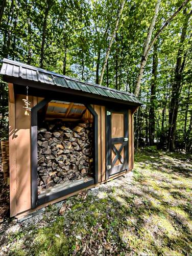 Cozy Luxe Cabin 7 min to Mt Snow - image 3