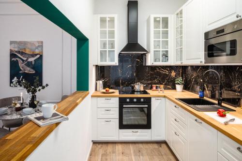 Prague Days - Two Bedroom Apartment with Parking and Netflix in Karlín - image 9