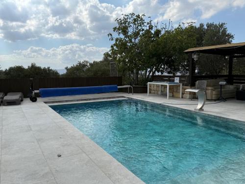 A szálláshely kívülről, גרין פארק - קוטג' מהמם עם בריכה מחוממת וג'קוזי בעין קנייא in Majdal Shams