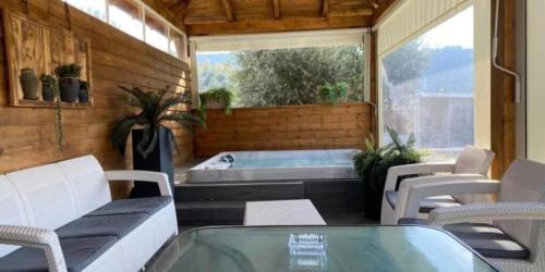 גרין פארק - קוטג' מהמם עם בריכה מחוממת וג'קוזי בעין קנייא in Majdal Shams