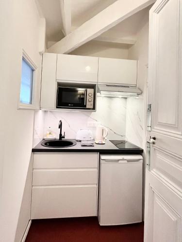 Kitchen, Appart'Hotel Villa Leonie in Mont Boron
