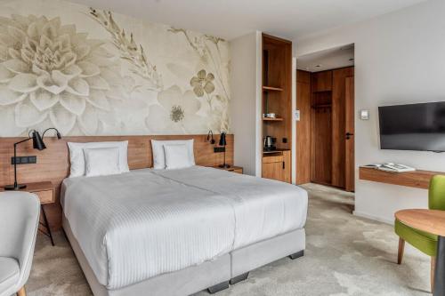 1 queen bed, 1 sofa bed