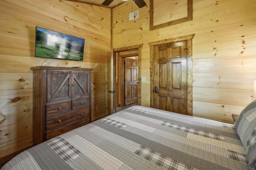 The Cozy Crest w Private Pool n Hot Tub - image 13