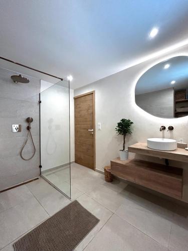 Zuhanyzó, Appartement La Vieille Maison Le joyau rénové (Appartement La Vieille Maison Le joyau renove) in Villar-Saint-Pancrace